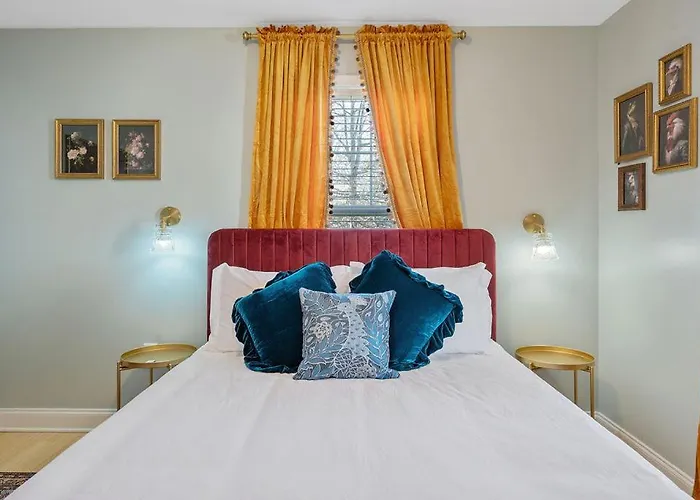 New Victorian Theme, 3Br, Lrg Backyard Close To Pnc Arena, Downtown, And Rdu Airport