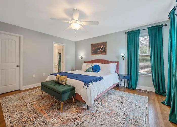 New Victorian Theme, 3Br, Lrg Backyard Close To Pnc Arena, Downtown, And Rdu Airport
