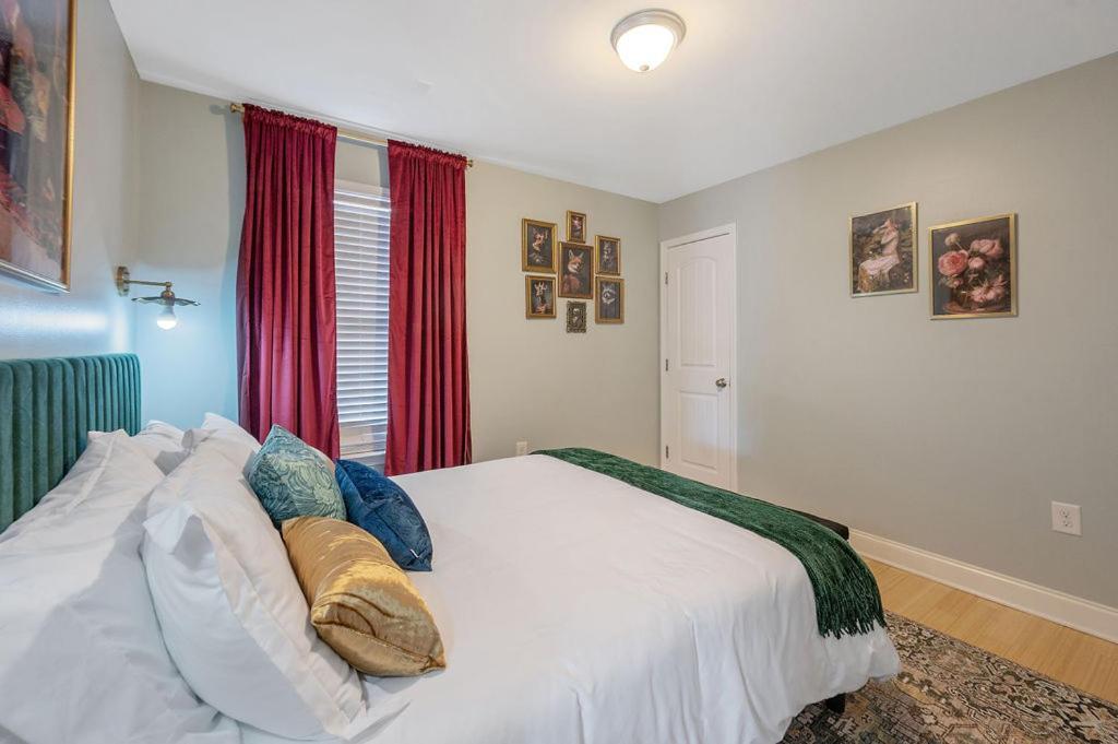 New Victorian Theme, 3br, Lrg Backyard Close To Pnc Arena, Downtown, And Rdu Airport Holiday home *
