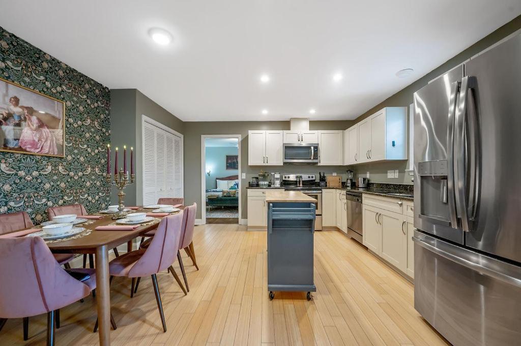 New Victorian Theme, 3br, Lrg Backyard Close To Pnc Arena, Downtown, And Rdu Airport Raleigh