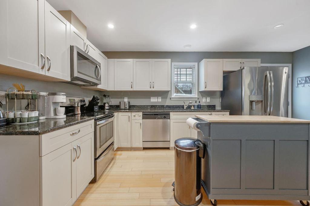 New Victorian Theme, 3br, Lrg Backyard Close To Pnc Arena, Downtown, And Rdu Airport Holiday home