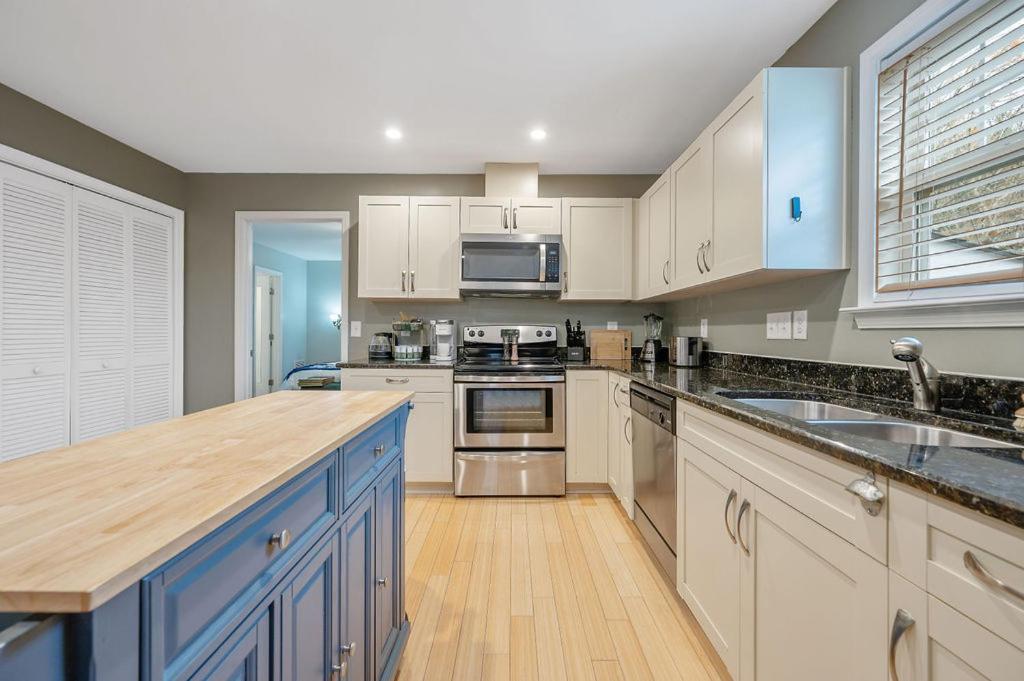 New Victorian Theme, 3br, Lrg Backyard Close To Pnc Arena, Downtown, And Rdu Airport Holiday home Raleigh