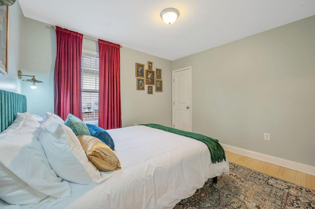 New Victorian Theme, 3br, Lrg Backyard Close To Pnc Arena, Downtown, And Rdu Airport Holiday home
