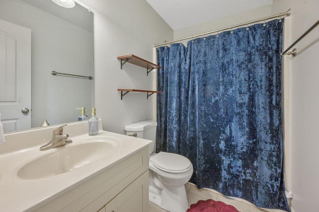 New Victorian Theme, 3br, Lrg Backyard Close To Pnc Arena, Downtown, And Rdu Airport Holiday home *