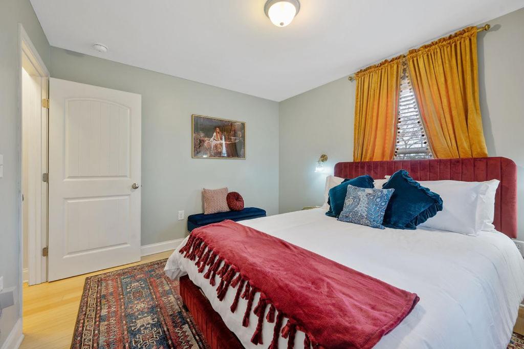 Holiday home New Victorian Theme, 3br, Lrg Backyard Close To Pnc Arena, Downtown, And Rdu Airport Raleigh