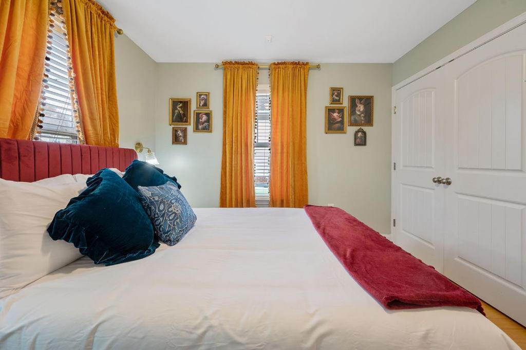 New Victorian Theme, 3br, Lrg Backyard Close To Pnc Arena, Downtown, And Rdu Airport Raleigh