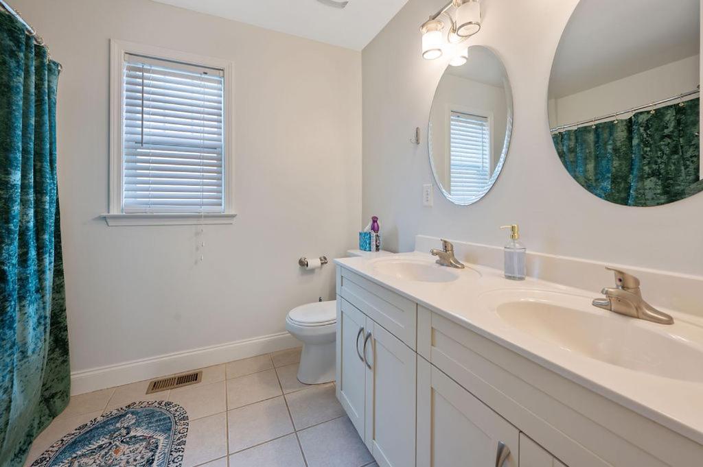 New Victorian Theme, 3br, Lrg Backyard Close To Pnc Arena, Downtown, And Rdu Airport Holiday home