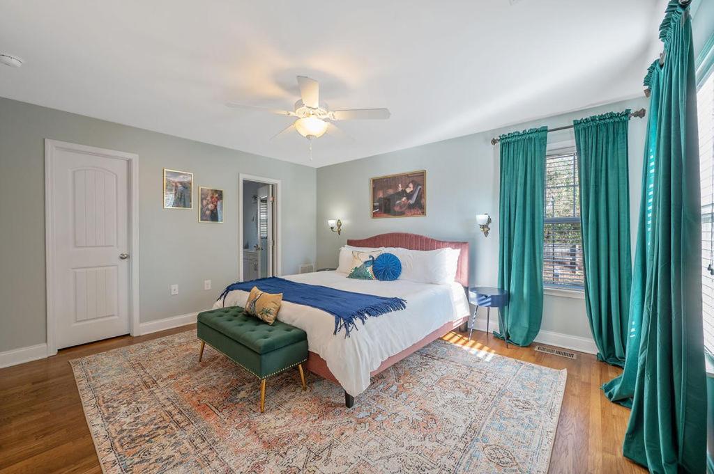 New Victorian Theme, 3br, Lrg Backyard Close To Pnc Arena, Downtown, And Rdu Airport Holiday home *