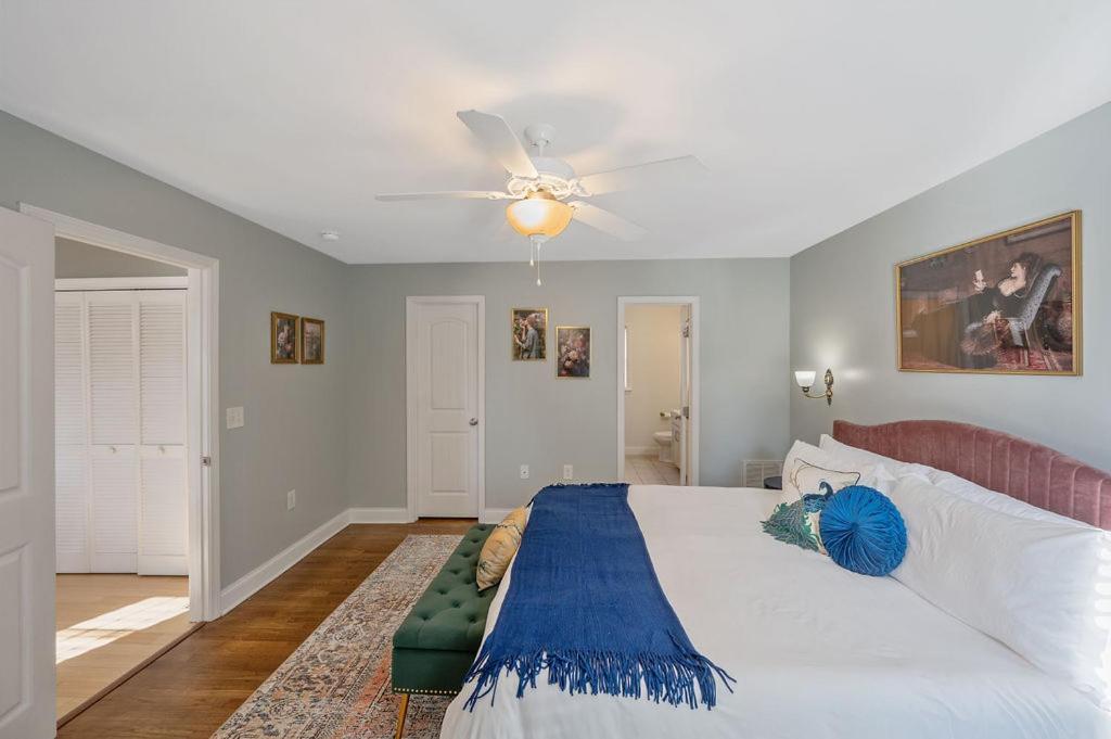 New Victorian Theme, 3br, Lrg Backyard Close To Pnc Arena, Downtown, And Rdu Airport Holiday home Raleigh