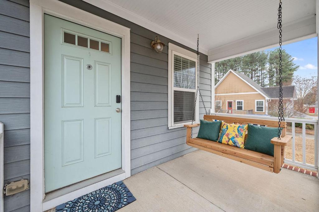 New Victorian Theme, 3br, Lrg Backyard Close To Pnc Arena, Downtown, And Rdu Airport *